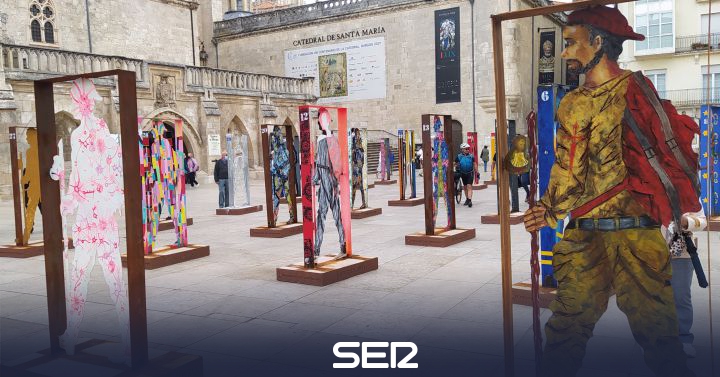 An installation with 40 silhouettes of pilgrims stands in front of the Cathedral |  Radio Castilla |  Present