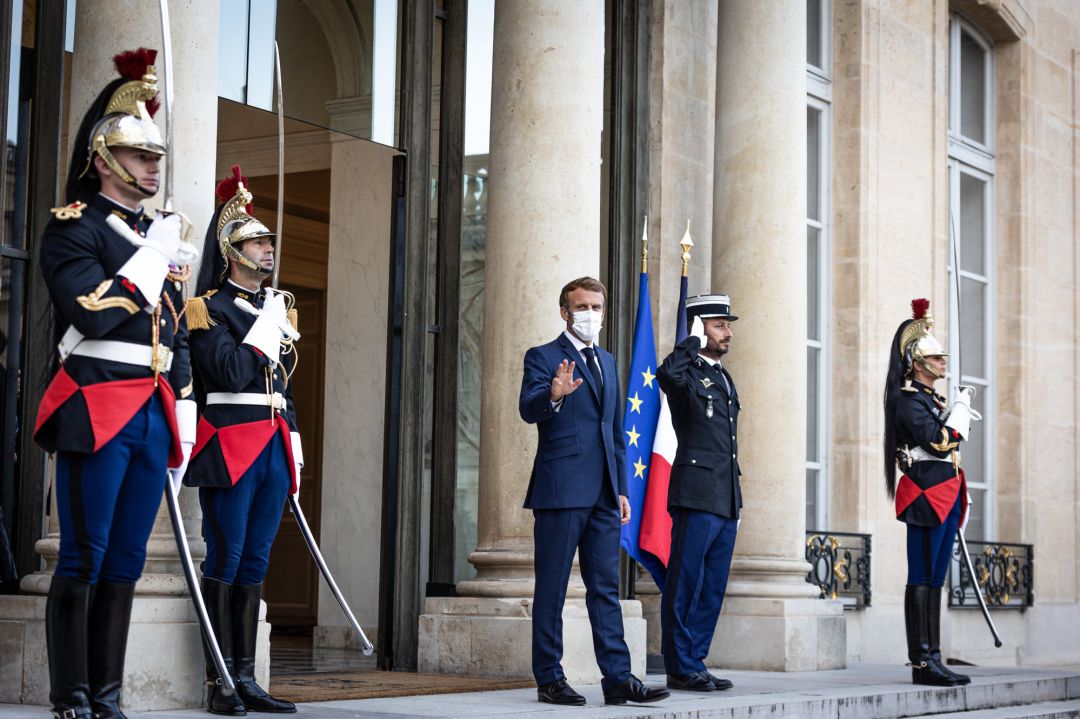 El presidente francés, Emmanuel Macron, antes de recibir a la canciller alemana, Angela Merkel