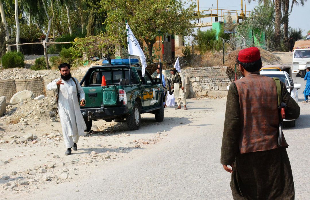 Talibanes cerca de la zona de la explosión en Jalalabad, Afganistán.