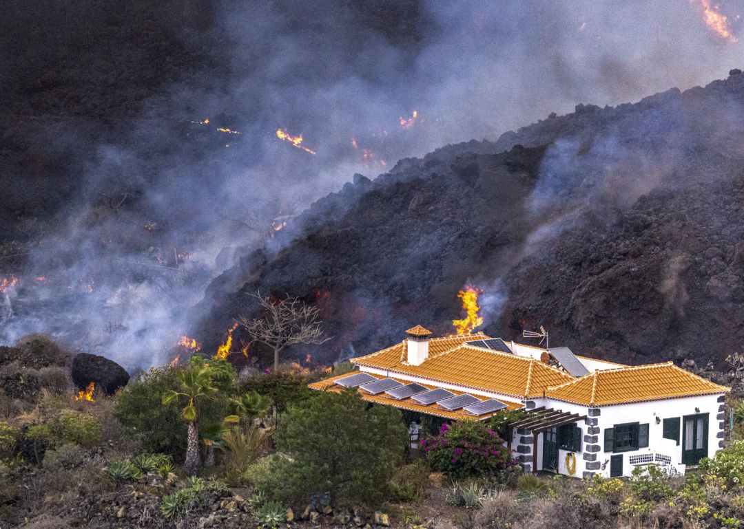 Una casa en mitad de la lava del volcán de La Palma queda a salvo de ser destrozada por la lava en la zona de El Paraíso,