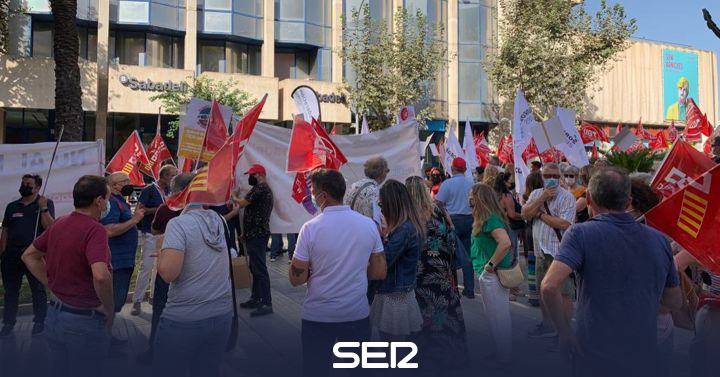 The unions gather in Alicante against the ERE del Sabadell |  Radio Alicante |  Present