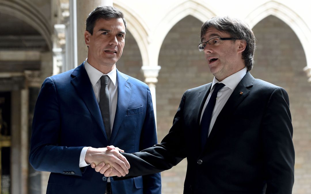 El prófugo Carles Puigdemont con el presidente del Gobierno, Pedro Sánchez