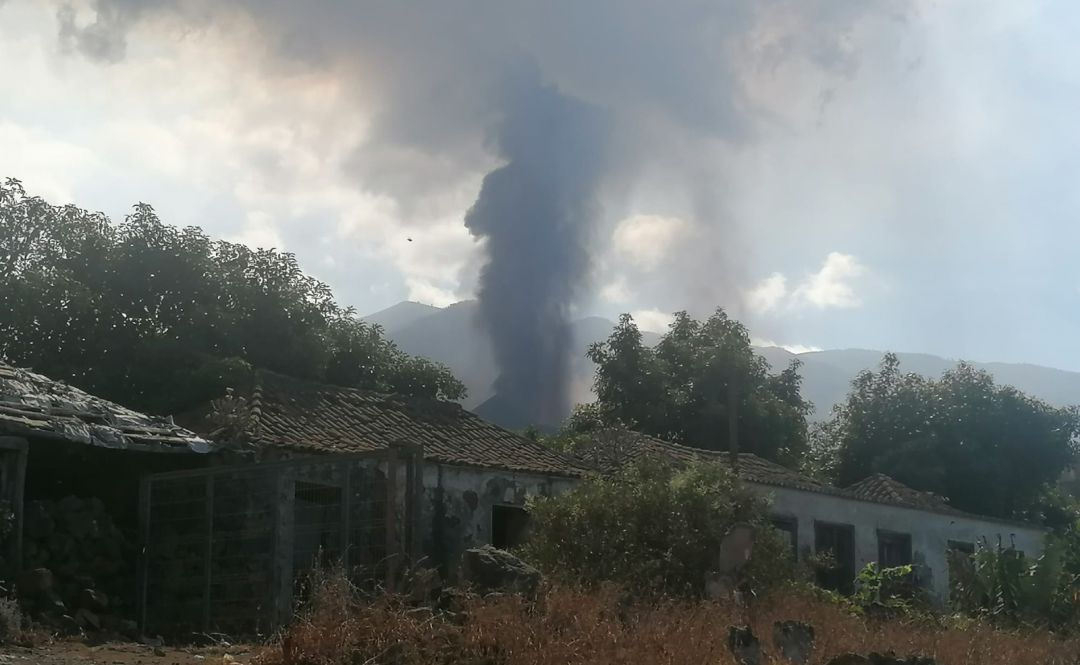 Una columna de humo en la isla de La Palma