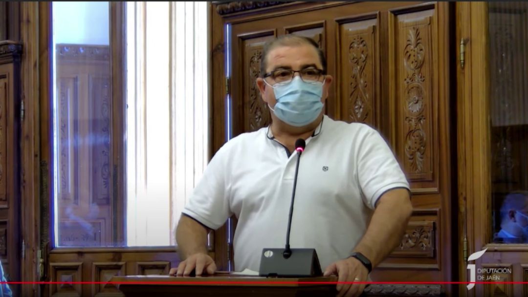 El diputado de infraestructuras municipales, José Castro en el momento del discurso de su renuncia