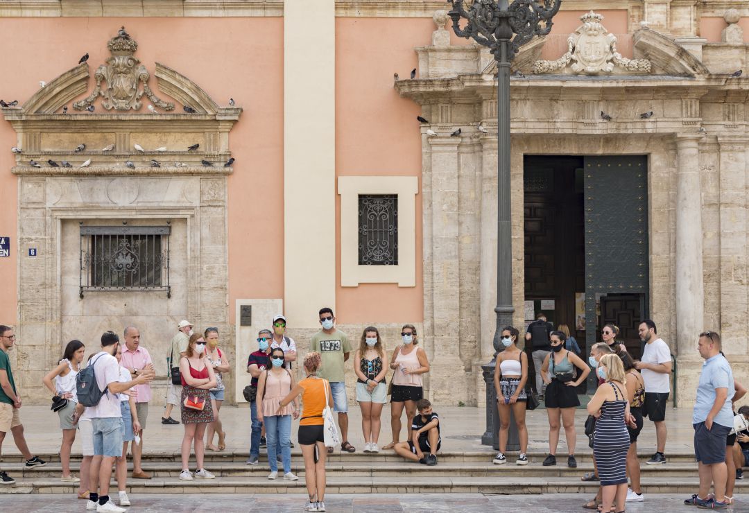 Un grupo de turistas en la Plaza de la Virgen en València