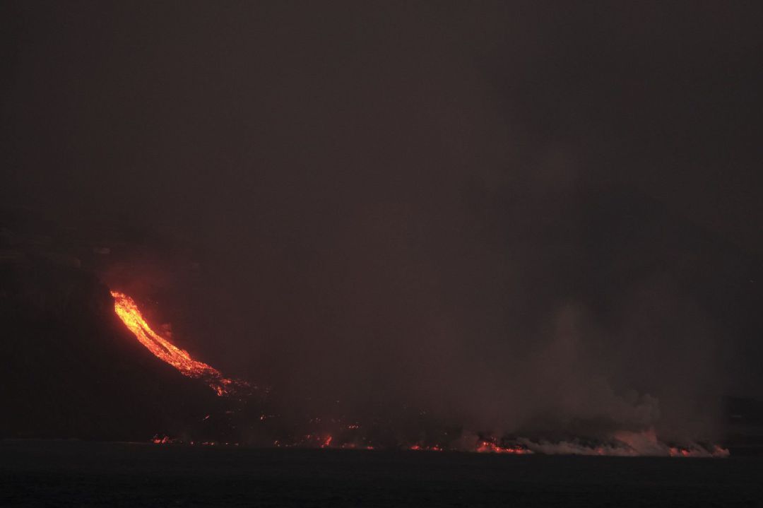 Imagen nocturna de la colada de lava del volcán de La Palma