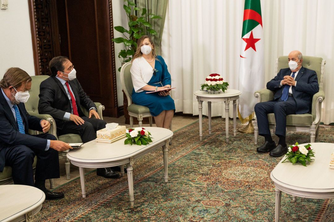 El ministro de Asuntos Exteriores, José Manuel Albares, con el presidente de Argelia, Abdelmayid Tebune.