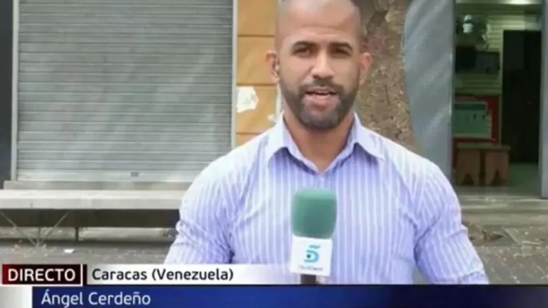 Captura de una intervención en televisión del periodista Ángel Cerdeño, corresponsal de Telecinco en Venezuela.