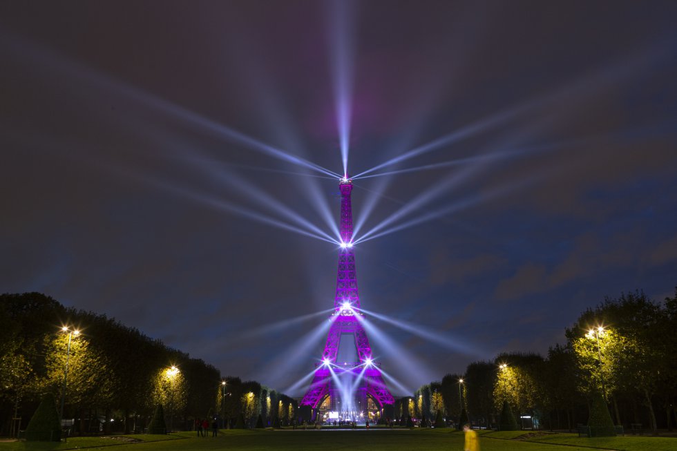 La Torre Eiffel iluminada de color rosa para homenajear la lucha contra el cáncer de mama La Torre Eiffel iluminada de color rosa para homenajear la lucha contra el cáncer de mama