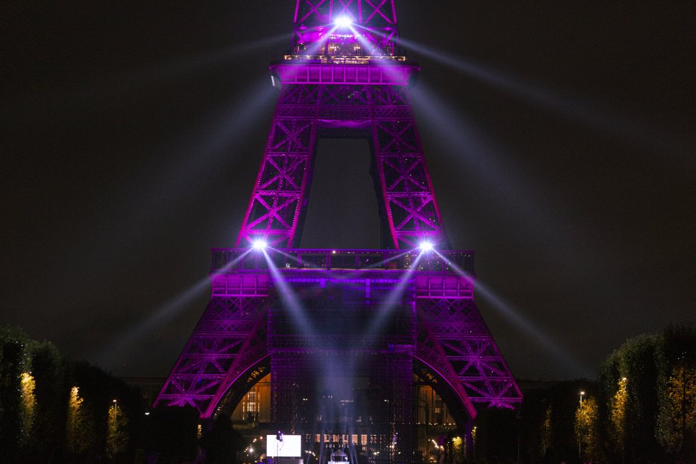 La Torre Eiffel iluminada de color rosa para homenajear la lucha contra el cáncer de mama La Torre Eiffel iluminada de color rosa para homenajear la lucha contra el cáncer de mama