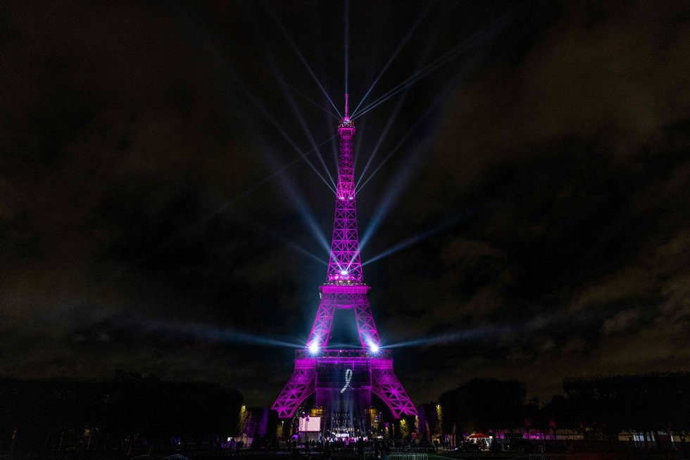 La Torre Eiffel iluminada de color rosa para homenajear la lucha contra el cáncer de mama La Torre Eiffel iluminada de color rosa para homenajear la lucha contra el cáncer de mama