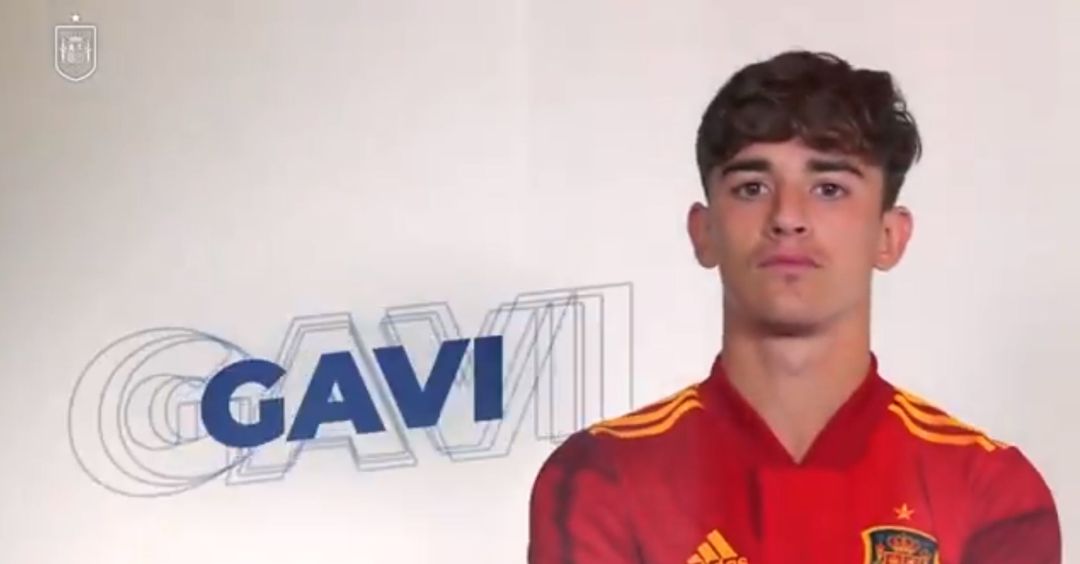 Gavi se convierte en el jugador más joven en debutar con la selección. 