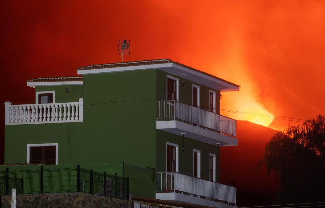 La lava del volcán llega a las viviendas