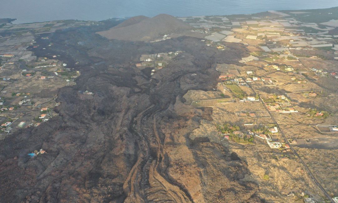 Imagen desde el aire de la colada del volcán de La Palma