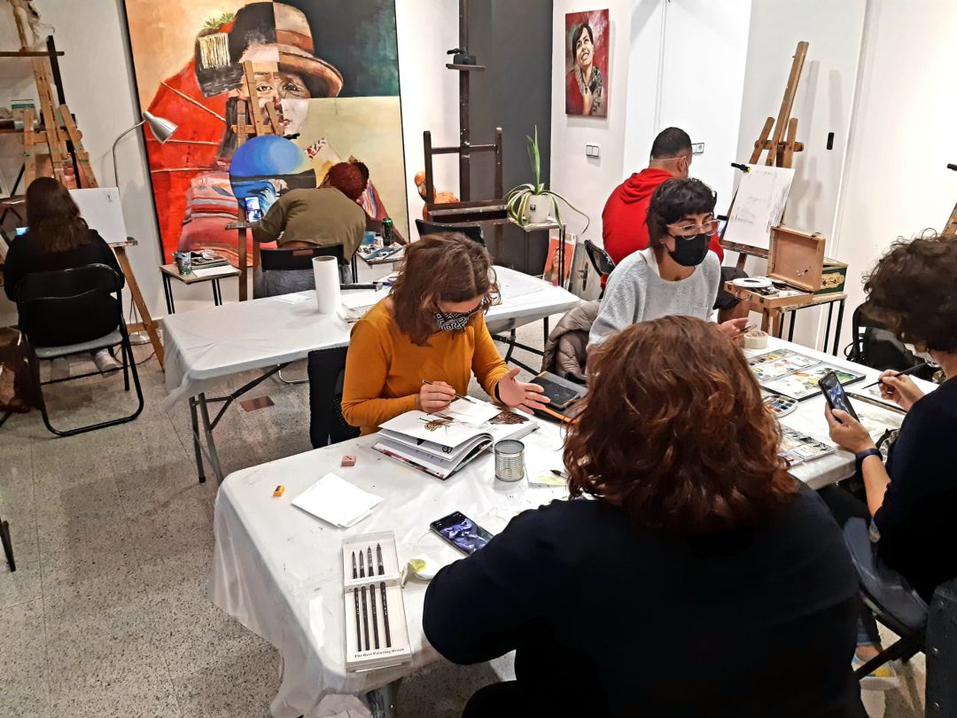 Grupo de adultos en Javier Córdoba Art Gallery