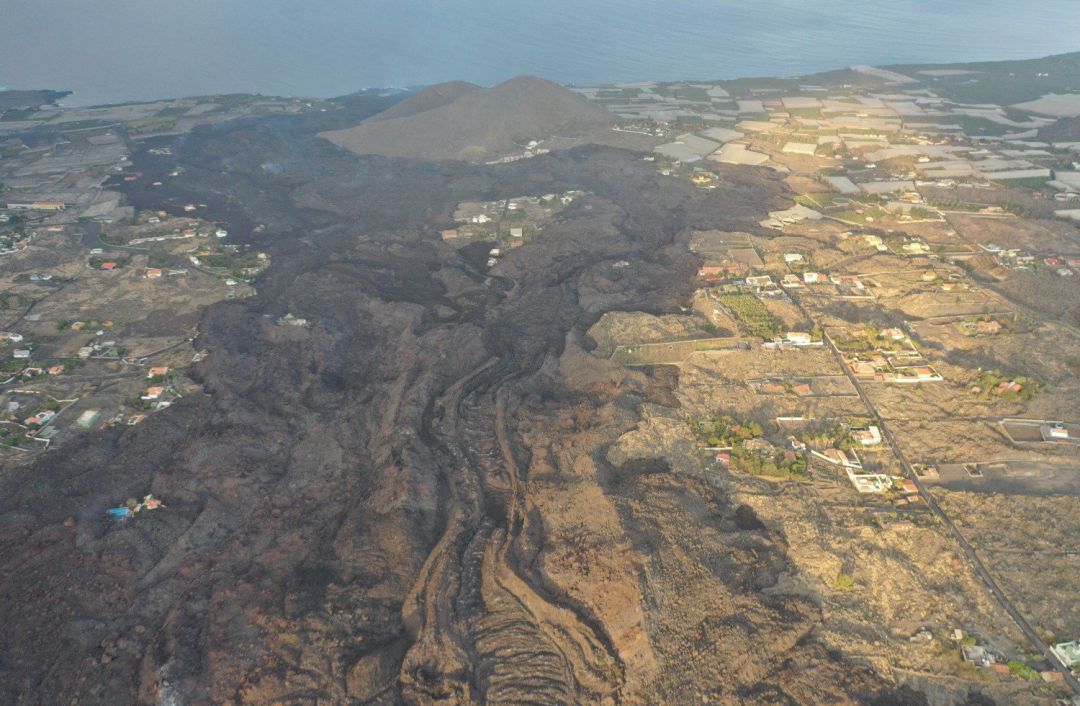 Imagen desde el aire de la colada del volcán de La Palma.