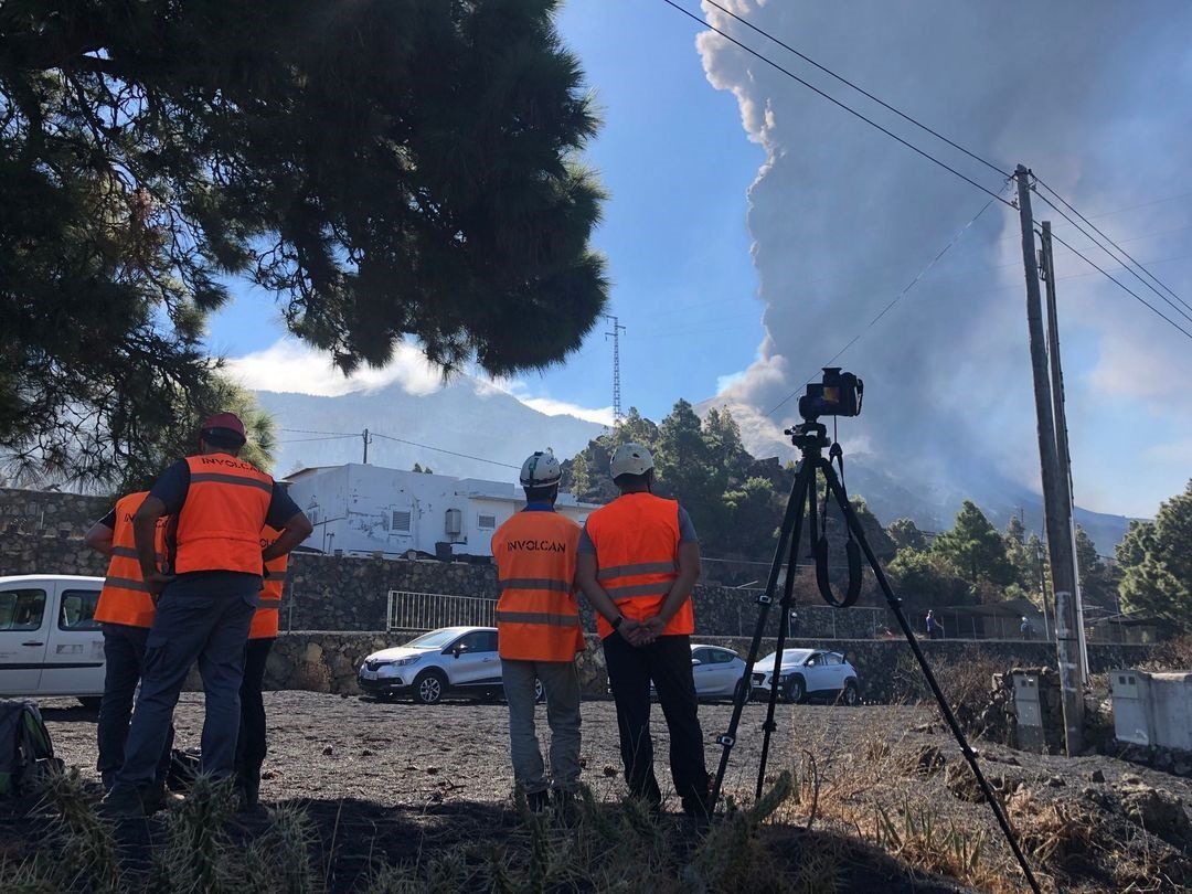 Científicos del Involcan miden la emisión de dióxido de azufre del volcán de La Palma