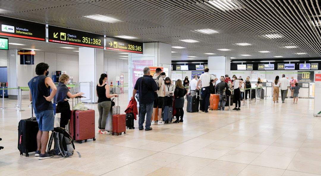 Archivo - Pasajeros hacen cola en la terminal T1 del Aeropuerto Adolfo Suárez Madrid-Barajas, en Madrid (España).