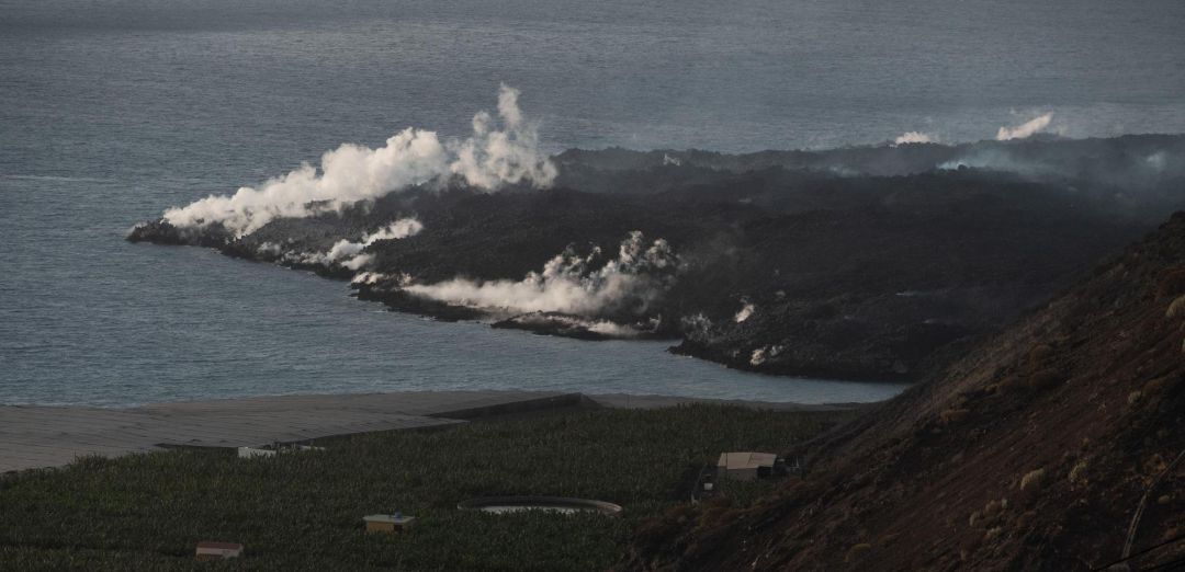 Las coladas de lava que no han cesado de descender desde el volcán de La Palma están formando una fajana (o delta) de terrenos volcánicos ganados al mar en la costa de Tazacorte.