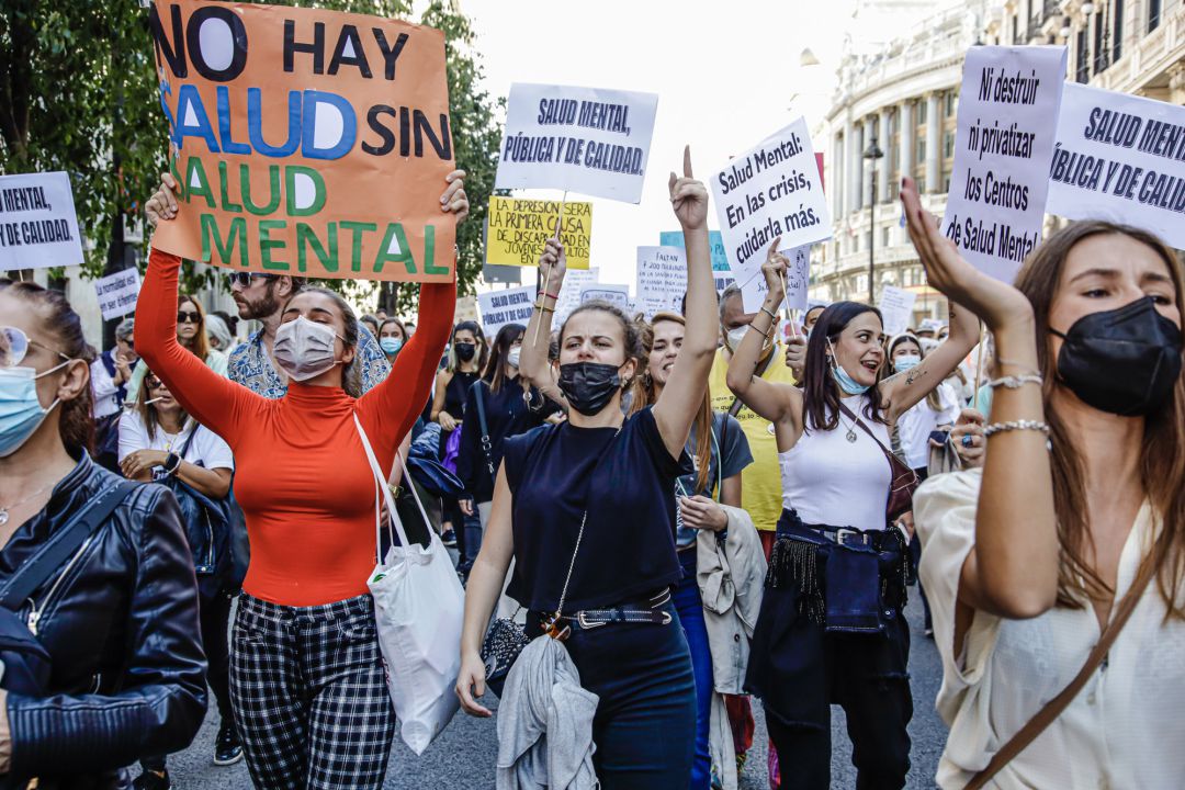 Varias mujeres sostienen diferentes pancartas en una marcha con motivo del Día Mundial de la Salud Mental, a 10 de octubre de 2021, en Madrid (España). 