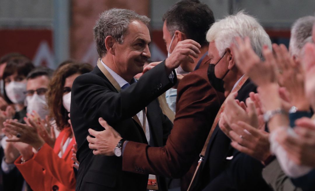 El presidente del Gobierno, Pedro Sánchez, abraza a los expresidentes José Luis Rodríguez Zapatero y Felipe González.