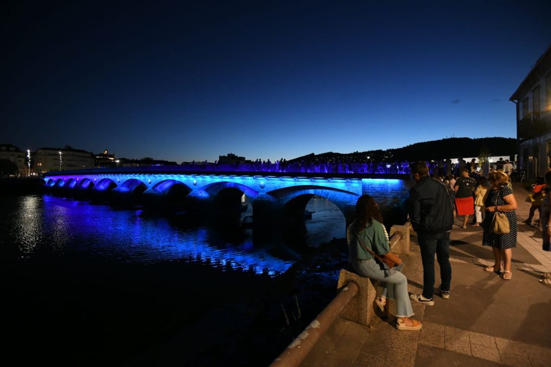 Ponte do Burgo iluminada