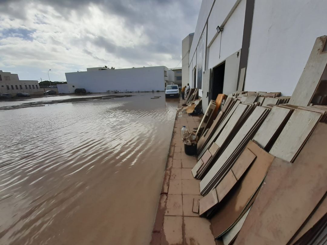 Imagen de archivo del solar donde se han instalado las carpas, inundado por las lluvias.