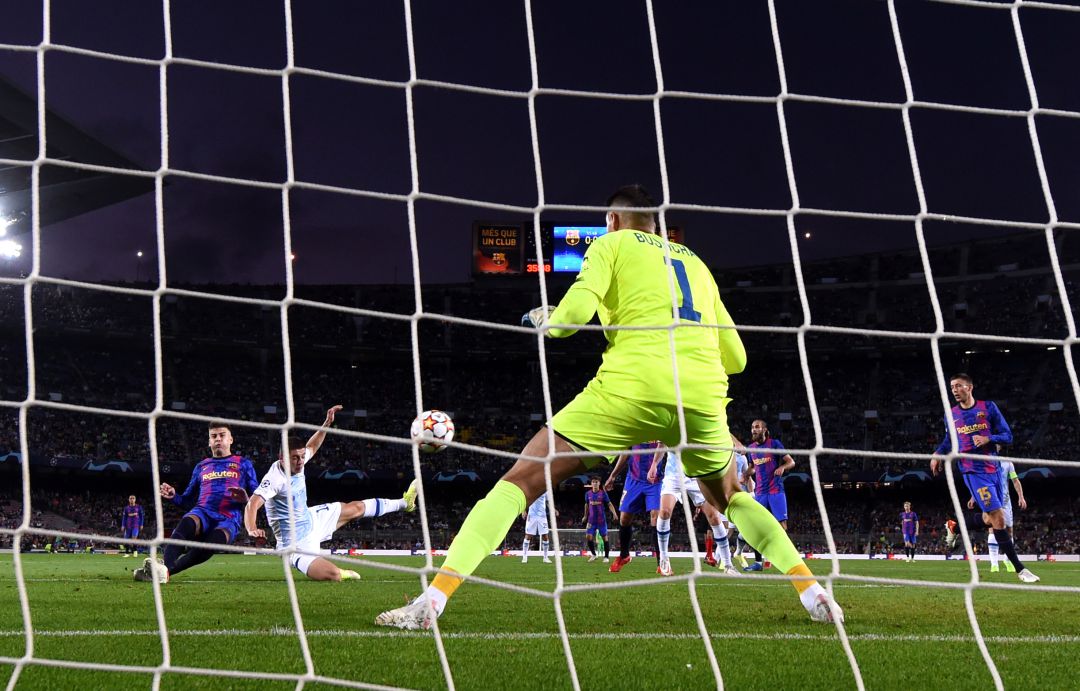 Piqué consigue el gol del Barcelona ante el Kiev