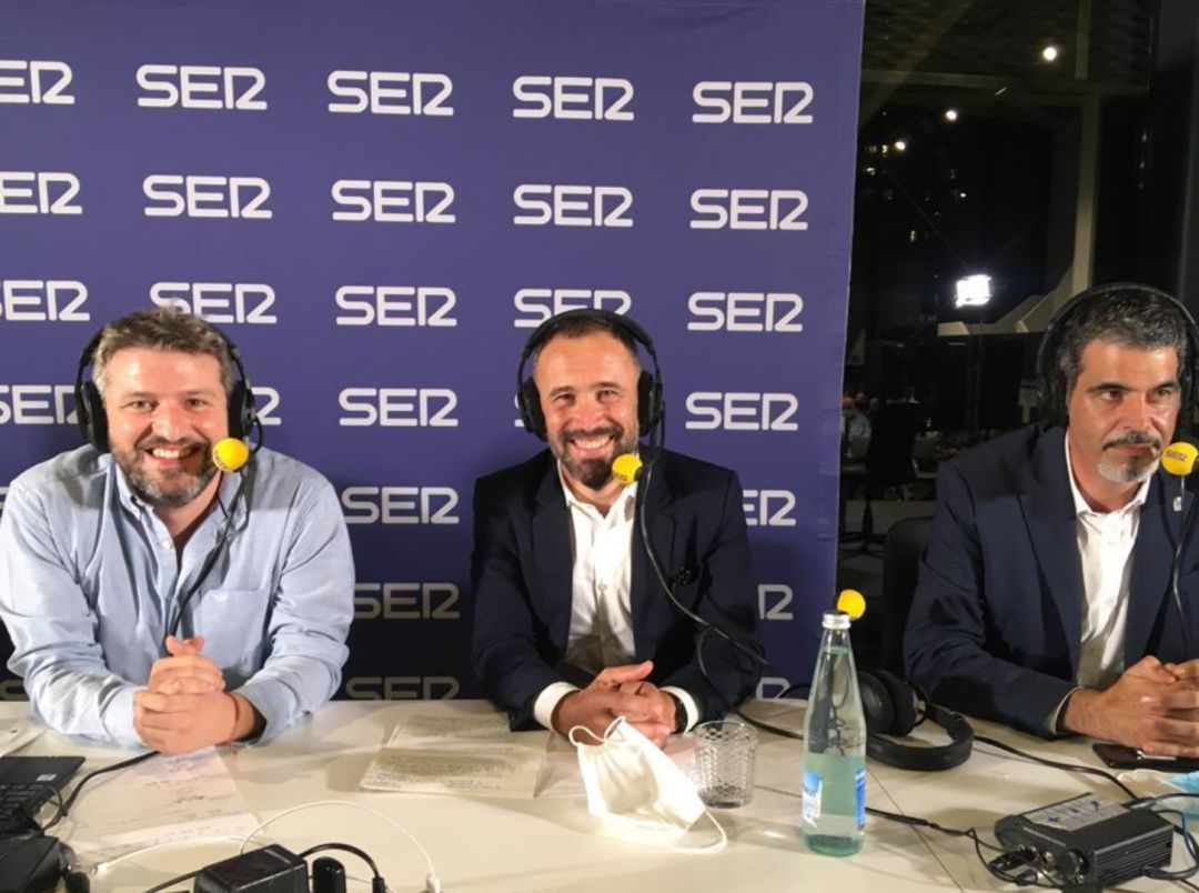 Aimar Bretos entrevista a Denis Itxaso (centro), Eneko Goia (derecha) y Borja Sémper