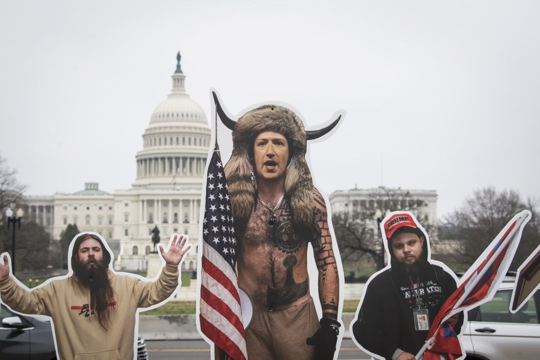 Mark Zuckerberg, fundador de Facebook, representado en un montaje como parte de los que asaltaron el Capitolio, hecho por el grupo SumOfUs.