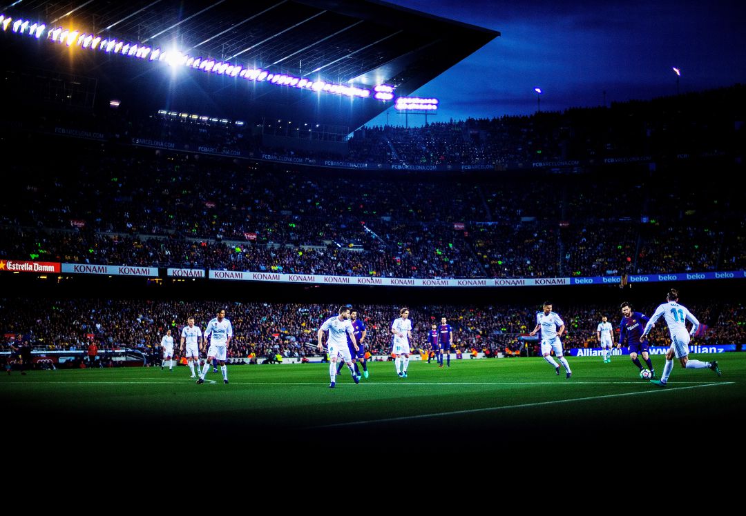 Messi, rodeado por jugadores del Real Madrid, durante un Clásico en el Camp Nou
