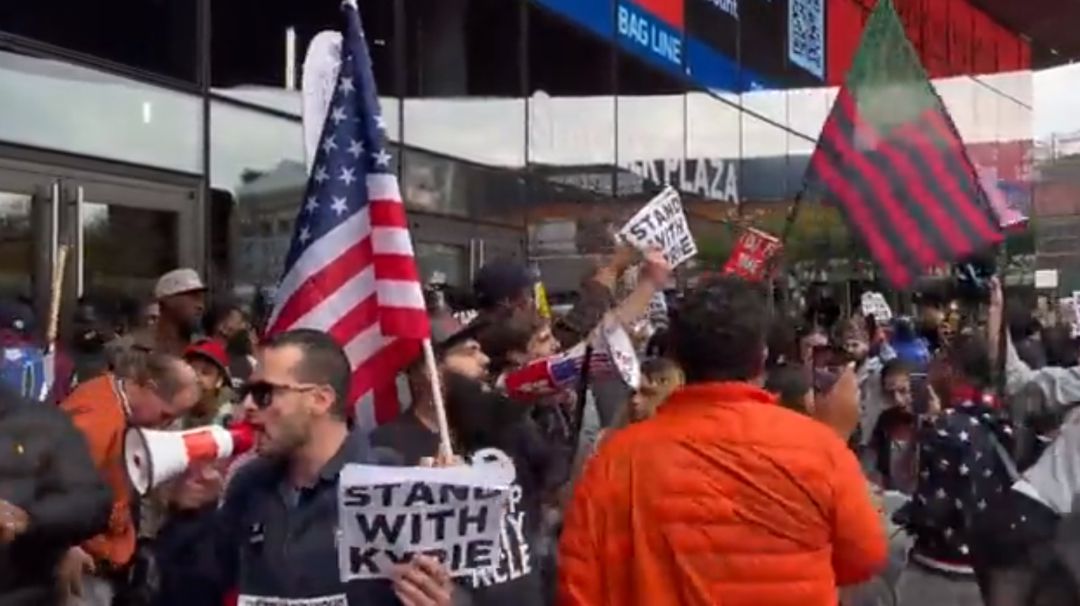 Un grupo de negacionistas manifestándose en Nueva York