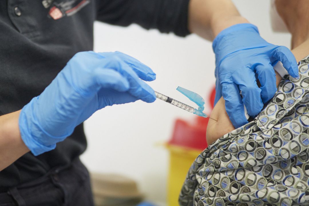 Una mujer recibe la vacuna contra el Covid-19