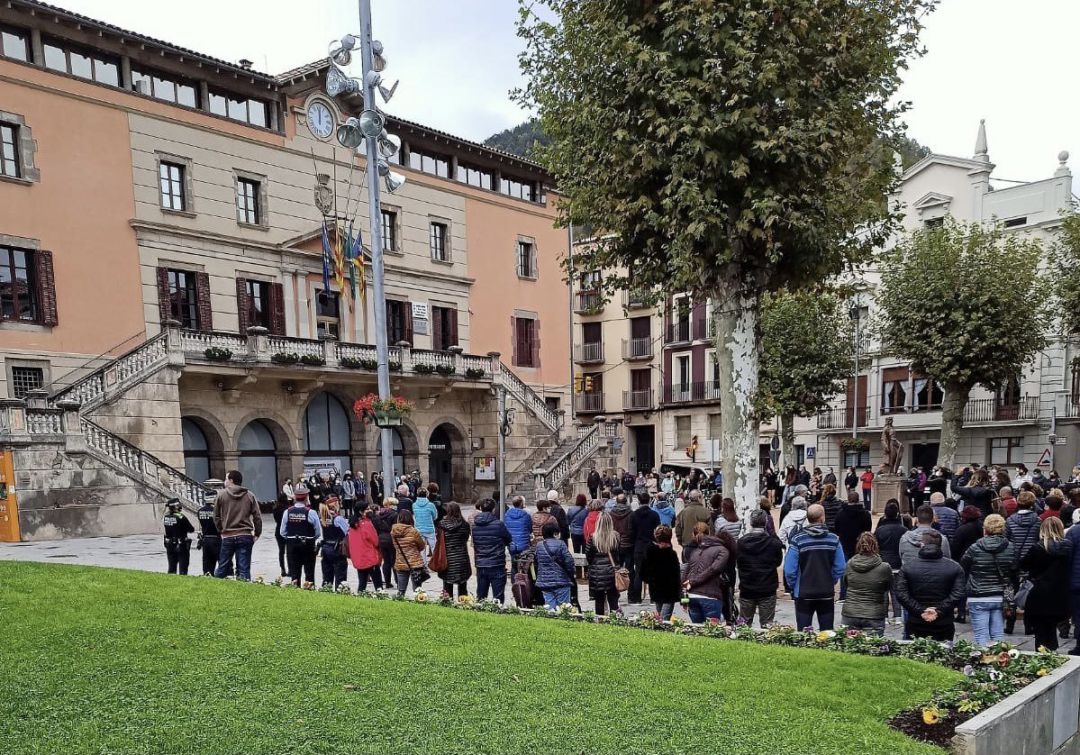 Concentración en Ripoll (Girona) para condenar el presunto asesinato de una vecina el domingo.

