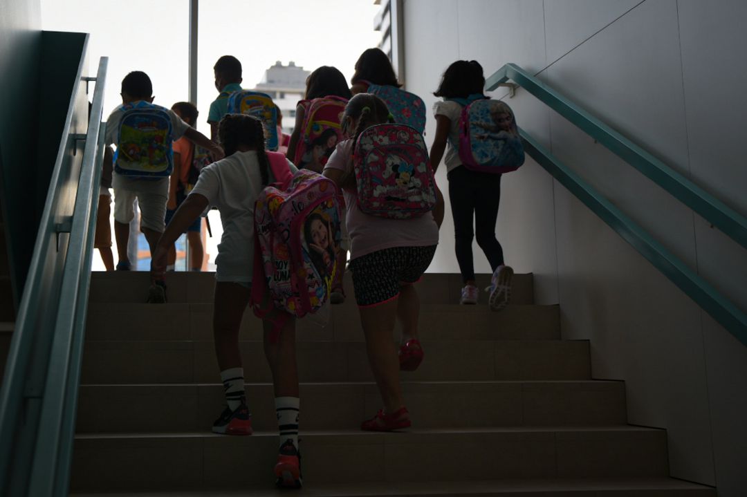 Archivo - Un grupo de niños suben las escaleras en el colegio de València (archivo)