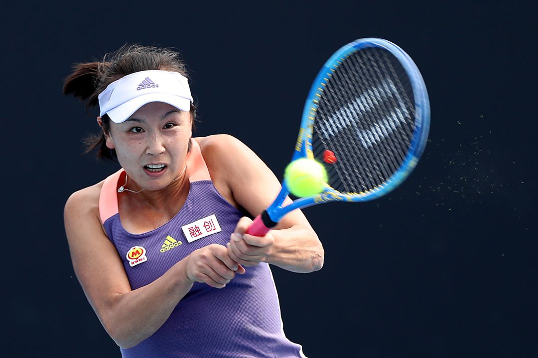 Peng Shuai golpea una pelota durante el Open de Australia