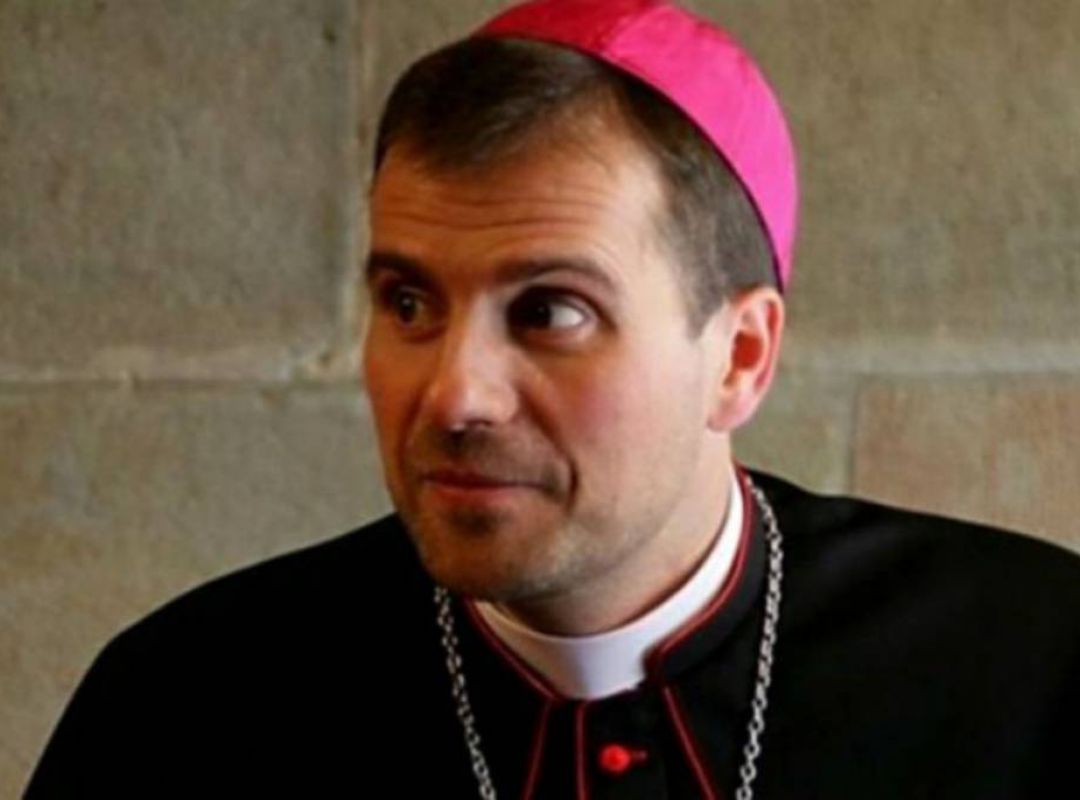 El obispo de Solsona encuentra trabajo, en una empresa de extracción de esperma de cerdos.