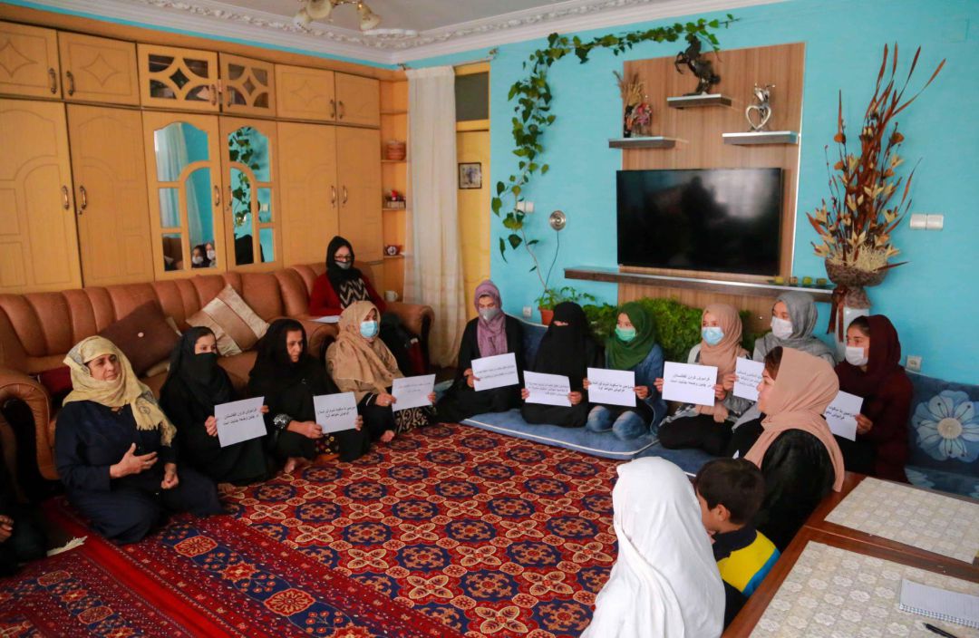 Mujeres afganas con pancartas durante una protesta.