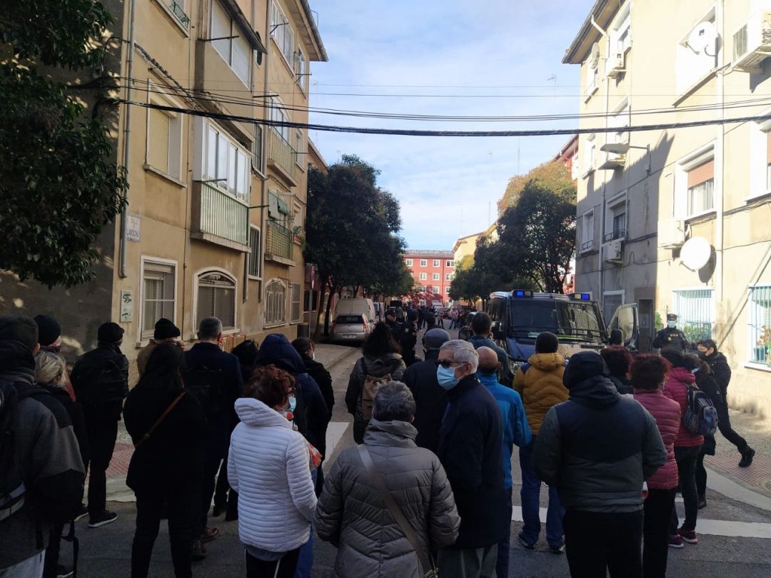Vecinos apoyando a la familia que finalmente ha sido desahuciada en el barrio del Picarral de Zaragoza
