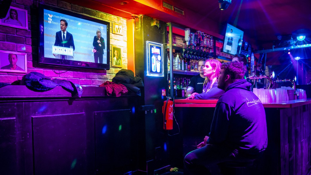 Países Bajos da un paso atrás e impone un confinamiento parcial: "El virus está por todas partes"