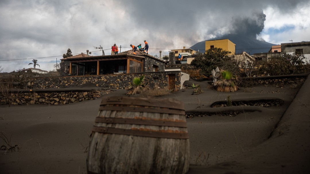 Encuentran muerto a un hombre de 70 años que participaba en la limpieza de ceniza por la erupción de La Palma