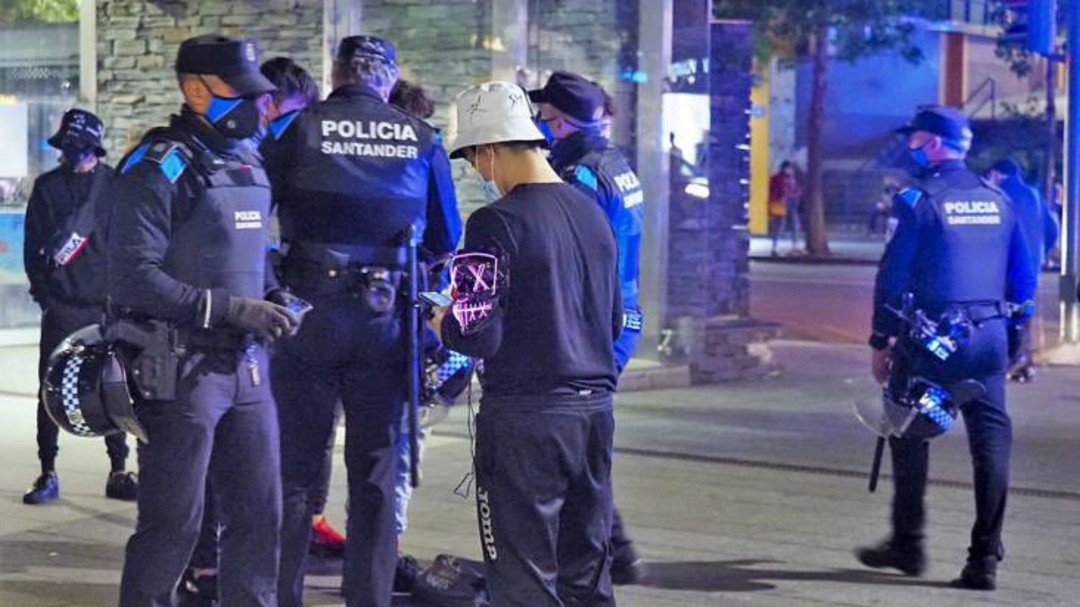 Detenida una pareja de 19 años por empujones y patadas a los policías en un botellón en Santander
