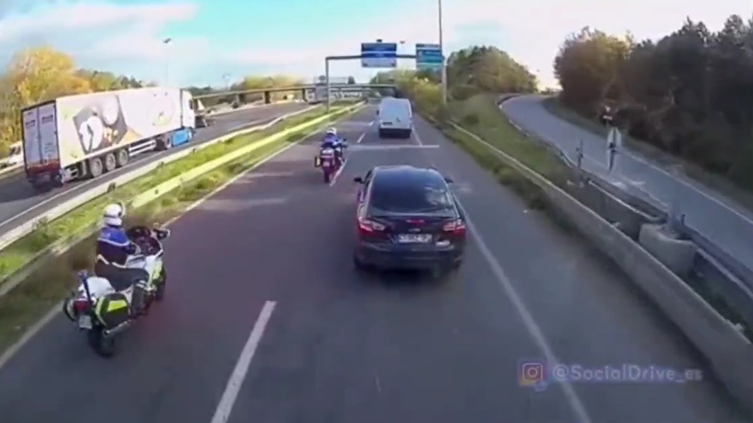 Un coche da frenazos a un camión y aparece la policía: "El karma instantáneo"