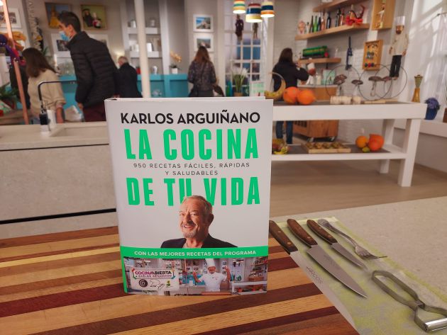 Un ejemplar del último libro de recetas de Karlos Arguiñano, 'La cocina de tu vida', durante la presentación ante los medios.