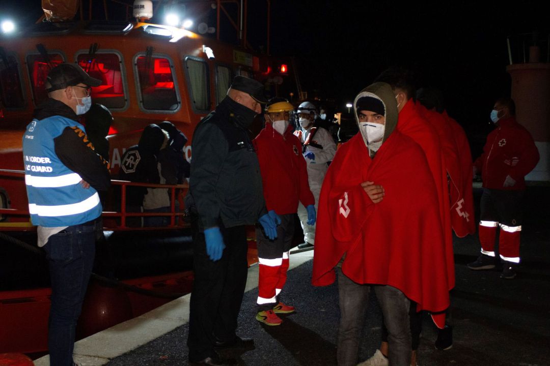 Salvamento Marítimo y Guardia Civil trasladan a inmigrantes al Puerto de Motril