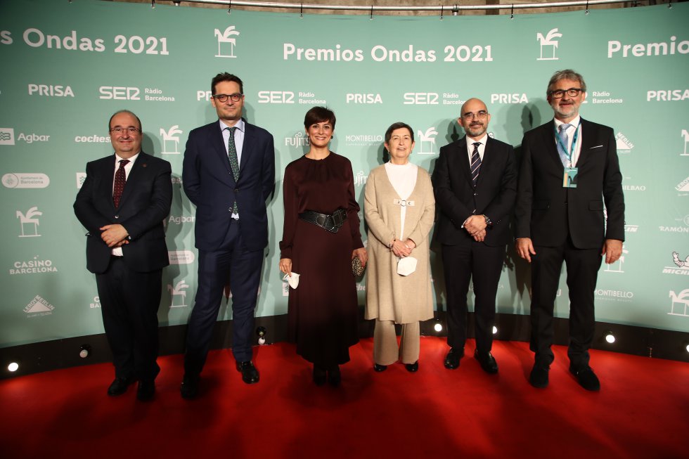 El ministro de Cultura, Miqel Iceta y la ministra de Política Territorial y portavoz del Gobierno, Isabel Rodríguez, entre algunos representantes políticos. El ministro de Cultura, Miqel Iceta y la ministra de Política Territorial y portavoz del Gobierno, Isabel Rodríguez, entre algunos representantes políticos.