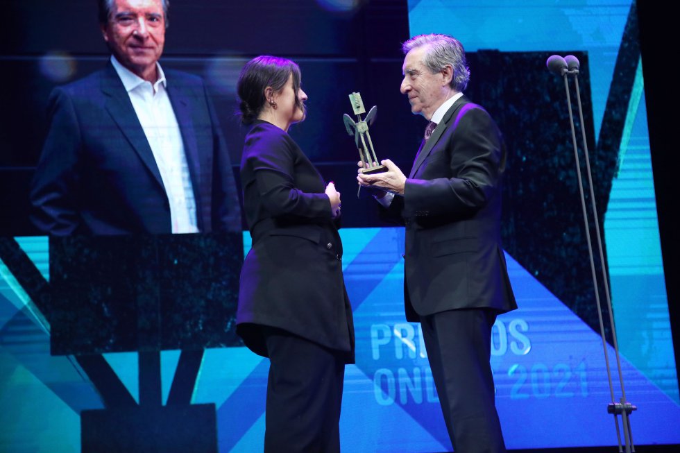 Iñaki Gabilondo, recibiendo el premio de la mano de su nieta Marta, estudiante de periodismo Iñaki Gabilondo, recibiendo el premio de la mano de su nieta Marta, estudiante de periodismo
