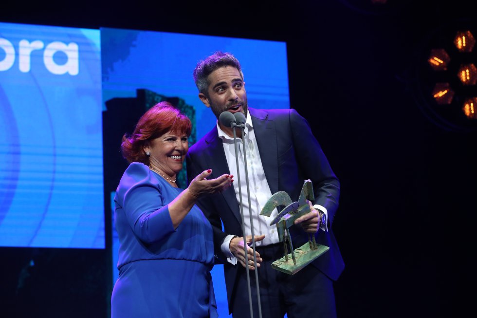 Roberto Leal junto a su madre Roberto Leal junto a su madre