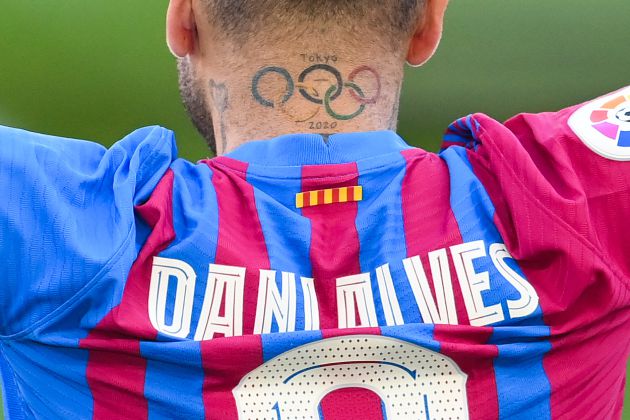 Dani Alves enseña su número a la grada del Camp Nou