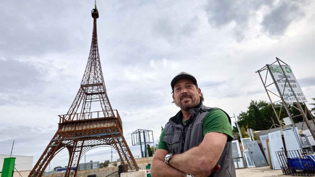 Una empresa de reciclaje y compraventa de chatarra ha levantado en Dénia (Alicante) una Torre Eiffel de 15 metros y de 3.000 kilos de hierro reciclado que intenta emular a la de París, en una construcción que cuenta con una base proporcional al monumento francés, pero que en lo alto se ha hecho "más puntiaguda" para dar "sensación de altura".